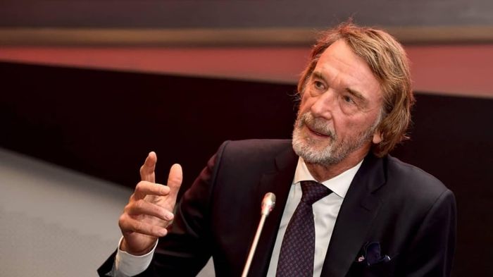 Sir Jim Ratcliffe triển khai chiến lược tái cấu trúc, cắt giảm chi phí và cải thiện đội hình.